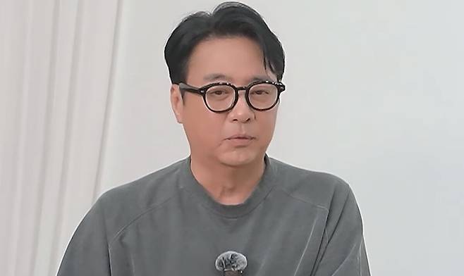 배우 윤다훈이 오랜 시간 이어온 기러기 생활과 과거 미혼부 고백에 얽힌 속내를 털어놨다.&nbsp;유튜브 채널 ‘김현욱의 뉴스말고 한잔해’ 캡처