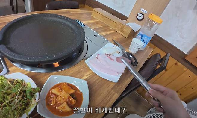 논란이 된 울릉도 ‘비계삼겹살’ 관련 유튜브 영상물. &nbsp;유튜브 ‘꾸준 kkujun’ 캡처