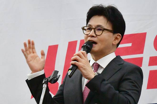 국민의힘 한동훈 전 대표가 11일 오후 광주 서구 홀리데이인호텔에서 열린 김화진 국힘 전남도당위원장 취임식에 참석해 축사하고 있다. 광주=뉴시스