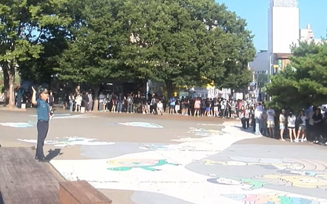 지난 15일 경북 안동시 옛 안동역 광장이 폭발물 신고로 통제되는 모습. KBS 유튜브 캡처