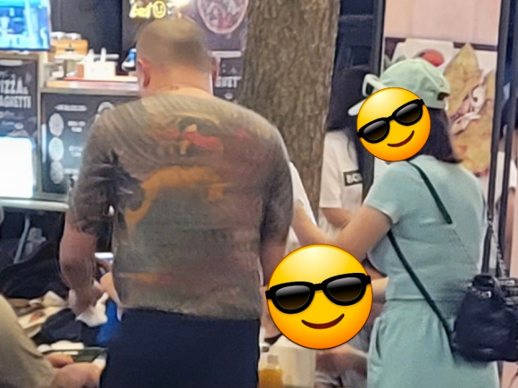 지난해 9월 중국인으로 추정되는 남성이 상의를 벗은 채 제주도 한 야시장을 활보한다는 내용의 글이 맘카페에 올라와 논란이 됐다. 제주 지역 맘카페 캡처