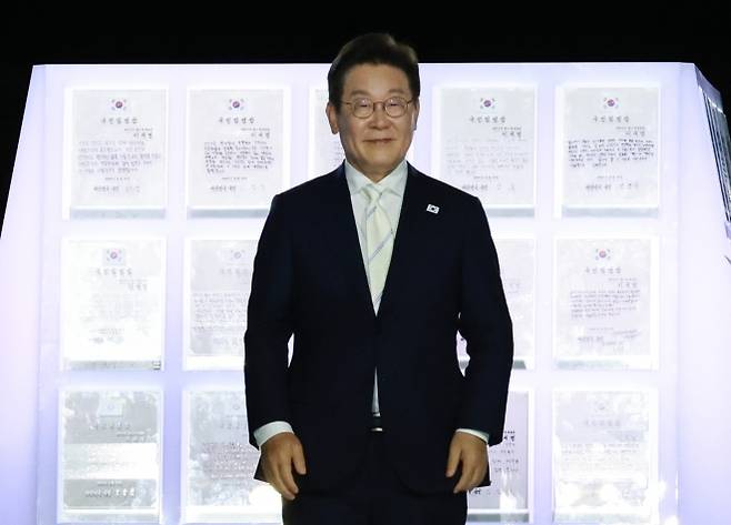 국민임명식 ‘광복 80년, 국민주권으로 미래를 세우다’ 행사 - 이재명 대통령이 15일 서울 세종대로 광화문광장에서 열린 제21대 대통령 국민임명식 ‘광복 80년, 국민주권으로 미래를 세우다’ 행사에서 감사 인사말 준비를 하고 있다. 2025.08.15. 뉴시스