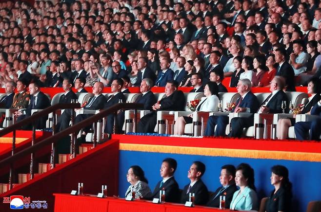 조국해방(광복) 80주년을 맞아 북한을 방문한 러시아 예술사절들의 경축공연이 지난 15일 평양체육관에서 진행됐다고 조선중앙통신이 16일 보도했다. 김정은 국무위원장이 러시아 하원(국가두마) 의장과 함께 공연을 관람했다. 2025.8.16 조선중앙통신 연합뉴스