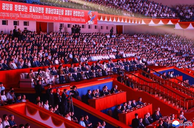 조국해방(광복) 80주년을 맞아 북한을 방문한 러시아 예술사절들의 경축공연이 지난 15일 평양체육관에서 진행됐다고 조선중앙통신이 16일 보도했다. 김정은 국무위원장이 러시아 하원(국가두마) 의장과 함께 공연을 관람했다. 2025.8.16 조선중앙통신 연합뉴스