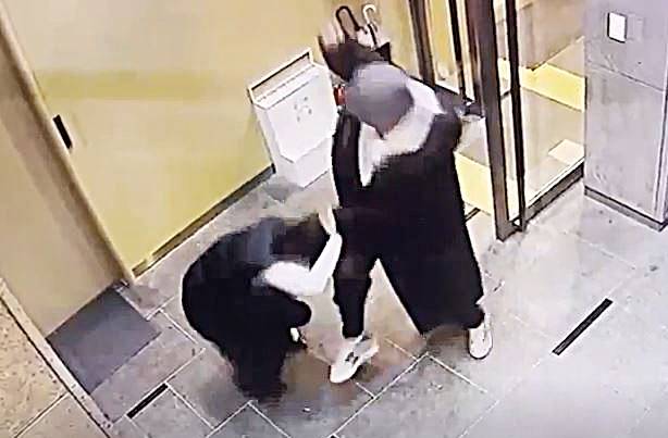 배현진 국민의힘 의원은 지난해 1월 25일 오후 5시쯤 서울 강남구 신사동의 건물 1층에서 10대 중학생 A군으로부터 돌덩이로 머리를 10여차례 가격당했다. 사진은 미성년자인 습격범이 배 의원을 습격하는 모습. 2024.1.25 배현진 의원실 제공