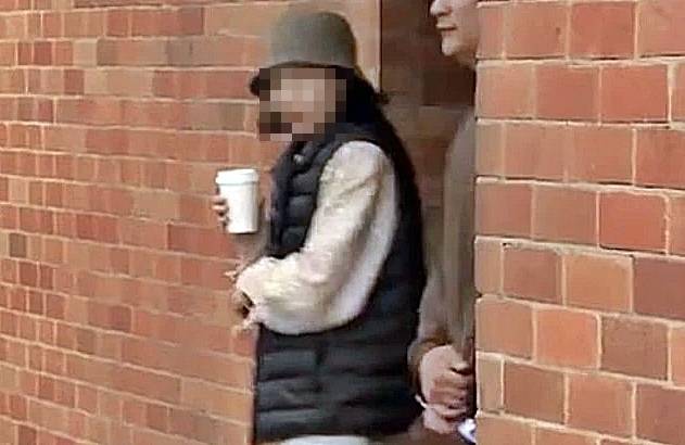 중국계 여성 양란란(23)은 7월 26일(현지시간) 새벽 호주 시드니에서 음주 상태로 최고급 롤스로이스 차량을 몰다 차선을 넘어 마주 오던 메르세데스-벤츠 차량과 정면충돌했다. 이 사고로 벤츠 차량 운전자가 크게 다쳤다. 사진은 양씨가 보석 석방되는 모습. 2025.8.15 호주 뉴스9 화면