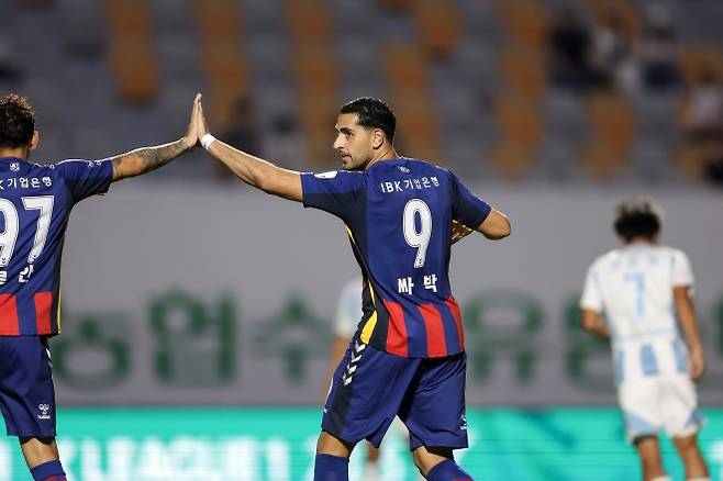 수원FC 싸박이 16일 수원종합운동장에서 열린 2025 K리그1 26라운드 울산 HD와의 홈 경기에서 득점한 뒤 세레머니하고 있다. K리그 제공