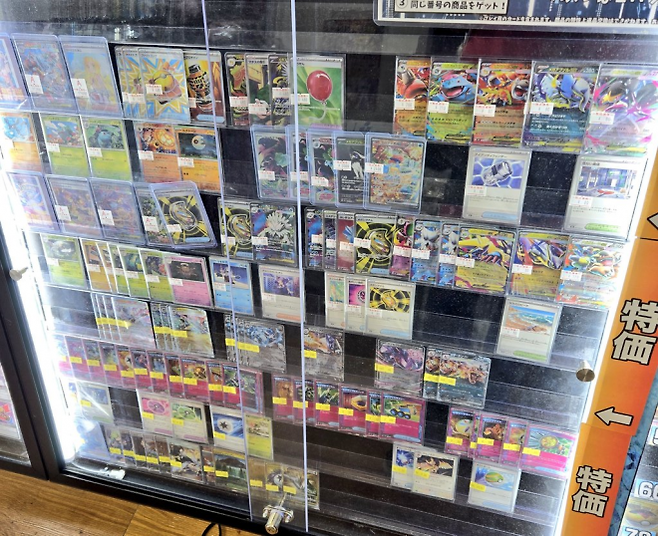 가나가와현 히라쓰카시에 있는 트레이딩카드 전문점 ‘게키린2 히라쓰카역앞점’에서 판매되는 포켓몬 카드의 모습. ‘게키린2 히라쓰카역앞점’ 엑스(X) 캡처