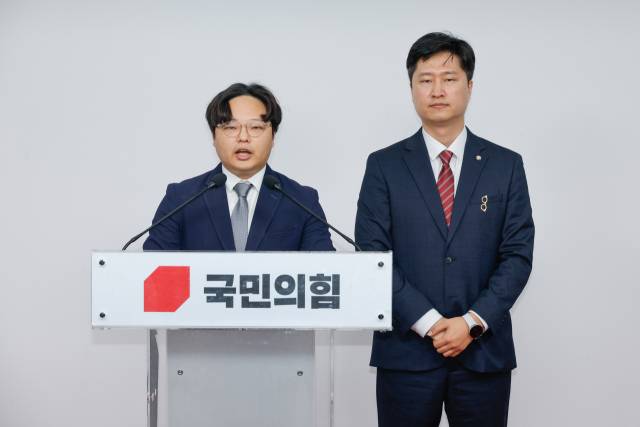 최우성(왼쪽), 우재준 국민의힘 청년최고위원 후보가 17일 오전 서울 여의도 중앙당사에서 우 후보로의 단일화 입장을 밝히고 있다. 뉴스1