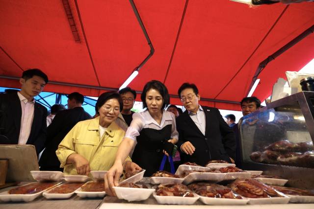 이재명 대통령과 김혜경 여사가 17일 서울 은평구 연서시장을 방문해 상인들로부터 민생회복 소비쿠폰의 체감효과를 경청하며 먹거리 등을 직접 구매했다. 사진제공=대통령실