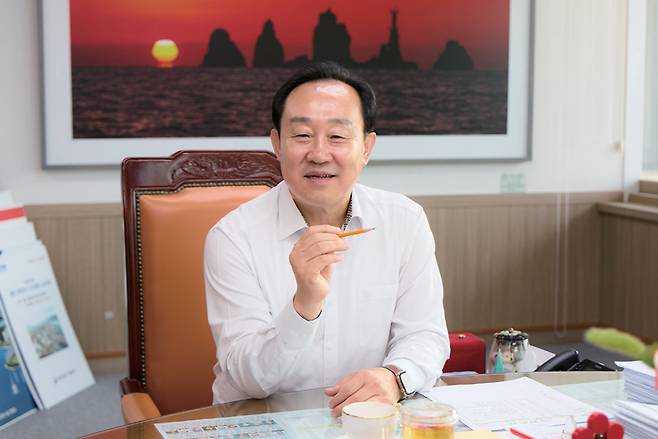 천영기 통영시장은 시사저널과 인터뷰에서 '복합 해양레저관광도시 조성사업' 선정은 통영의 미래 100년을 책임질 대전환의 시작점이라고 강조했다. ⓒ통영시 제공