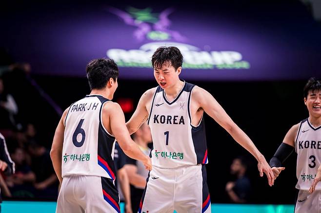 남자농구국가대표팀은 2025 FIBA 아시아컵 8강전에서 중국의 벽을 넘지 못하고 대회를 마무리했다. 목표였던 4강 무대를 밟진 못했지만, 태극마크에 진심인 선수들이 하나로 뭉쳤다는 점이 앞으로를 더욱 기대케 했다. 대표팀 에이스 이현중(오른쪽)은 대회를 마친 뒤 “원 팀이 무엇인지 보여준 것 같아 기쁘다”고 말했다. 사진제공ㅣFIBA