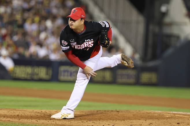 KIA 조상우가 16일 잠실 두산전 9회 등판해 공을 던지고 있다. KIA 타이거즈 제공