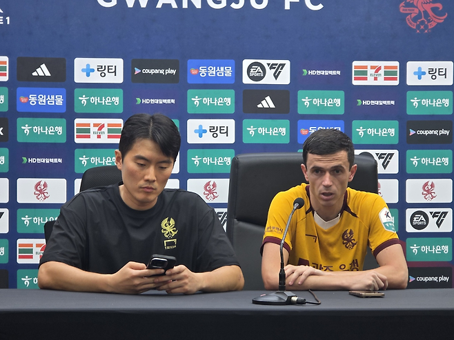 광주FC의 아사니(오른쪽) | 프로축구연맹 제공
