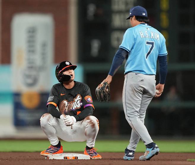 샌프란시스코 이정후(왼쪽)가 17일 홈에서 열린 탬파베이전 9회말 안타 후 2루 도루까지 성공한 뒤 탬파베이 유격수 김하성과 짧게 대화하고 있다.  로이터연합