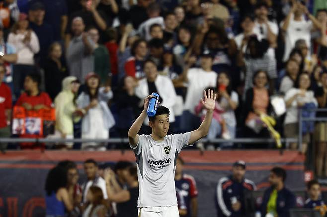 17일 경기 승리 후 팬들에게 인사하는 손흥민 | 게티이미지