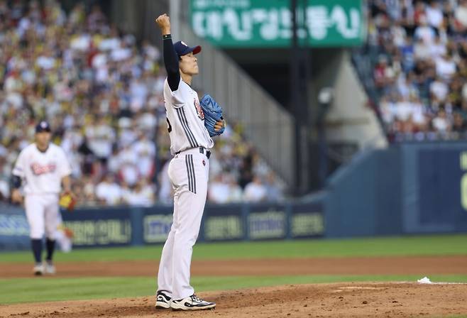 두산 베어스 신인 투수 윤태호가 16일 잠실 KIA전에서 주먹을 불끈 쥐고 있다. /사진=두산 베어스 제공