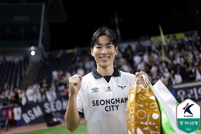 성남FC 이정빈이 16일 인천축구전용경기장에서 열린 인천 유나이티드전 승리 후 기념 사진을 촬영하고 있다. /사진=한국프로축구연맹 제공