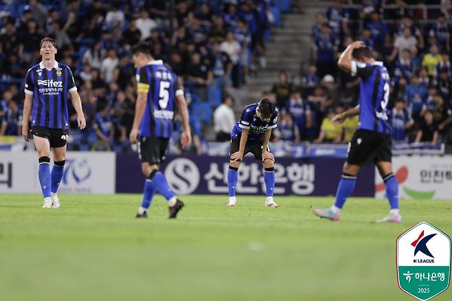 인천 유나이티드 선수들이 16일 인천축구전용경기장에서 열린 성남FC전 패배 후 아쉬워하고 있다. /사진=한국프로축구연맹 제공