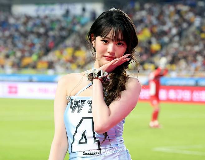 [수원=뉴시스] 이영환 기자 = 2025년 7월 30일 오후 경기 수원시 팔달구 수원월드컵경기장에서 열린 2025 쿠팡플레이 시리즈 뉴캐슬 유나이티드와 팀 K리그의 경기에서 하프타임 공연을 마친 아이브 장원영이 그라운드를 나서고 있다. 2025.07.30. 20hwan@newsis.com /사진=이영환