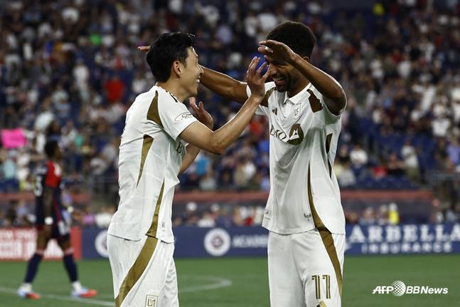 손흥민(왼쪽)과 초이네르가 하이파이브를 하고 있다. /AFPBBNews=뉴스1