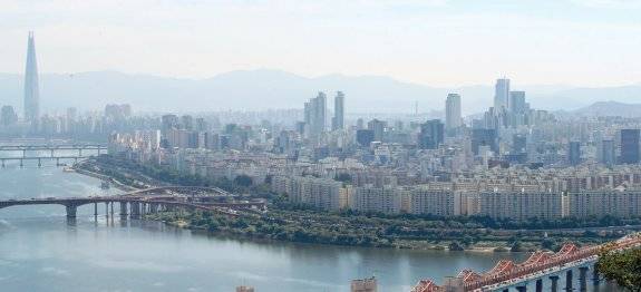 서울 강남의 한강변 아파트 단지. 한강 같은 자연 조망권이 확보되는지 여부에 따라 같은 아파트 단지라도 집값 차이가 20%에 달하는 것으로 나타났다. 뉴스1