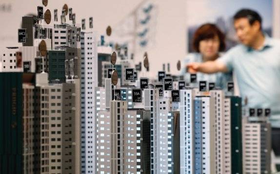 예비 청약자들이 서울 시내 한 아파트 견본주택을 둘러보고 있다. 같은 단지 동일 평형도 층에 따라 분양가가 10%가량 차이 난다.&nbsp;뉴스1