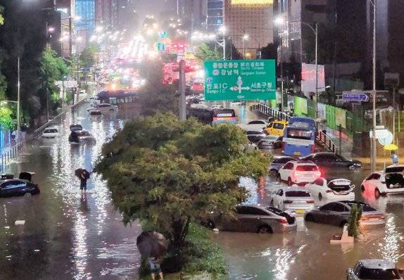 2022년 8월 집중호우로&nbsp; 서울 강남역 일대가 침수됐다. 기후변화에 따른 폭우와 폭염은 부동산 투자에서도 새로운&nbsp;고려 요소다. 동아DB