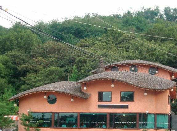 경기 부천 C 음식점. 주산과 식당 지붕이 모두 둥그렇다.&nbsp;박정해 제공