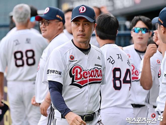16일 오후 서울 송파구 잠실야구장에서 열린 '2025 신한 SOL Bank KBO리그' KIA 타이거즈와 두산 베어스의 경기, 경기 전 두산 조성환 감독대행이 국민의례를 마친 후 더그아웃으로 향하고 있다. 잠실, 김한준 기자