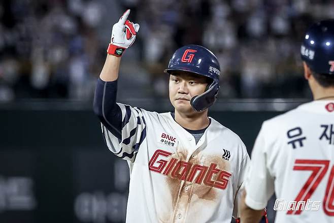 롯데 자이언츠 손호영이 17일 부산 사직야구장에서 열린 2025 신한 SOL Bank KBO리그 삼성 라이온즈와의 팀 간 13차전에서 6회말 1타점 적시타를 기록했다. 사진 롯데 자이언츠
