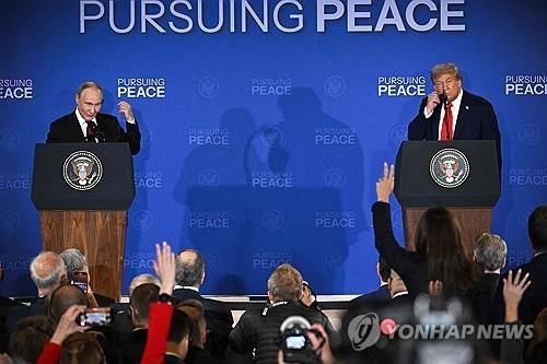 미·러 정상회담 후 공동기자회견 하는 트럼프(오른쪽)와 푸틴(왼쪽) [AFP 연합뉴스 자료사진. 재판매 및 DB 금지]