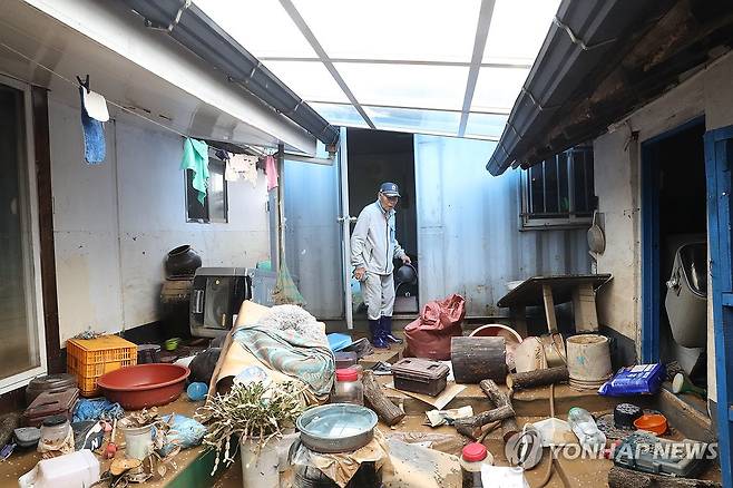 폭우 피해 주택 지난 7월 18일 충남 예산군 삽교읍 하포리 폭우 피해 현장에서 주민이 아수라장으로 변한 집안을 바라보며 한숨짓고 있다.
[연합뉴스 자료사진]