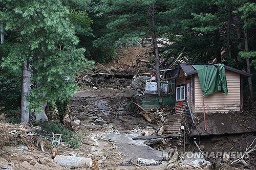처참한 캠핑장 (가평=연합뉴스) 임병식 기자 = 지난달 22일 경기도 가평군 조종면 마일리에서 수해로 캠핑장이 파손돼 있다. andphotodo@yna.co.kr