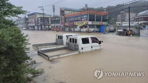 빗물에 잠긴 트럭 (세종=연합뉴스) 양영석 기자 = 지난달 17일 오전 조치원 신안리 일대를 지나는 1번 국도 일부 구간이 물에 잠겼다. 도로변 공터에 주차된 차가 빗물 속에 그대로 남겨져 있다. youngs@yna.co.kr