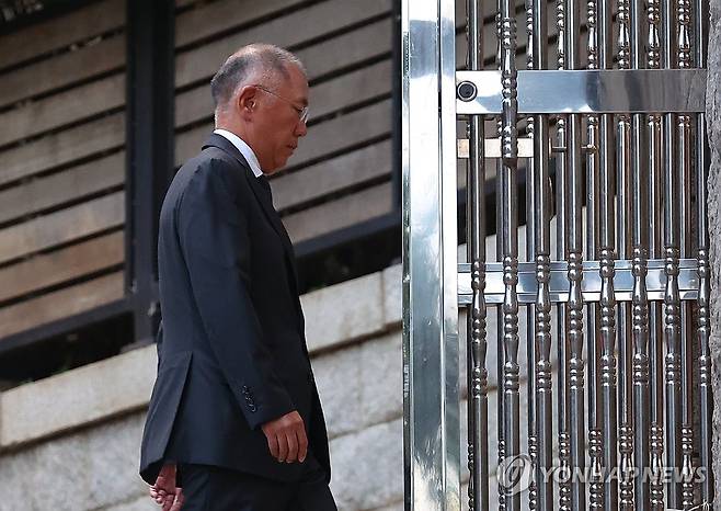 정의선 현대차그룹 회장 정의선 현대차그룹 회장이 2024년 8월 16일 오후 서울 종로구 고(故) 정주영 명예회장의 옛 청운동 자택에서 열린 고(故) 변중석 여사 17주기 제사에 참석하고 있다. [연합뉴스 자료사진]