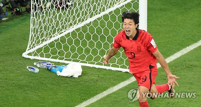 동점골 넣고 환호하는 조규성 (알라이얀=연합뉴스) 김주성 기자 = 28일 오후(현지시간) 카타르 알라이얀의 에듀케이션 시티 스타디움에서 열린 2022 카타르 월드컵 조별리그 H조 2차전 대한민국과 가나의 경기. 조규성이 동점골을 넣고 환호하고 있다. 2022.11.28 utzza@yna.co.kr