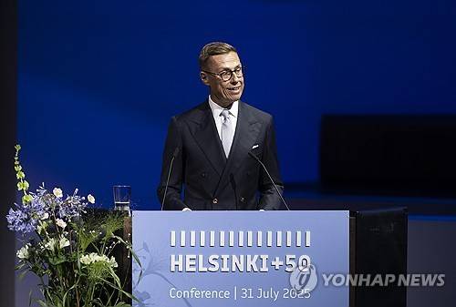 알렉산데르 스투브 핀란드 대통령 (헬싱키 EPA=연합뉴스) 2025년 7월 31일 핀란드 헬싱키에서 열린 유럽안보협력기구(OSCE)의 '헬싱키+50' 회의에서 연설하는 알렉산드르 스투브 핀란드 대통령. 2025.8.17.