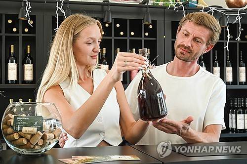 러시아 크라스노다르산 와인 (골리비츠카야 <러시아 크로스노다르주> 타스=연합뉴스) 2025년 7월 19일 러시아 크로스노다르주 골루비츠카야 마을의 코자 후토르 농장 와이너리에서 직원들이 일하고 있다. 2025.8.17.