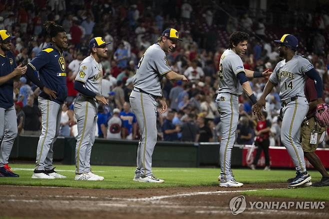 승리를 자축하는 밀워키 선수들. [AP=연합뉴스]