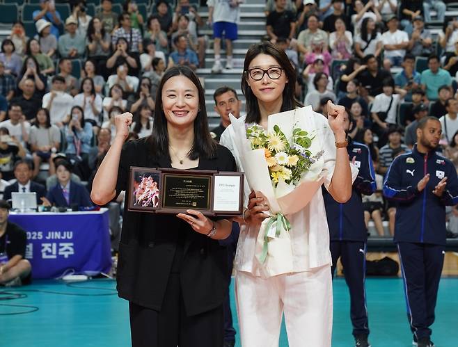 표승주(왼쪽) 은퇴식에 참석한 김연경 [대한배구협회 제공. 재판매 및 DB 금지]