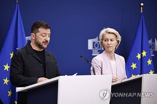 회견하는 우크라·EU 정상 (브뤼셀 AFP=연합뉴스) 볼로디미르 젤렌스키 우크라이나 대통령과 우르줄라 폰데어라이엔 EU 집행위원장이 공동 기자회견을 하고 있다. 2025.08.17.