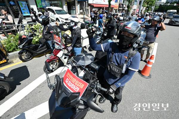 민주노총공공운수노조 라이더유니온 조합원들이 12일 오후 군포시에서 열린 산재사망 배달노동자 추모행진에서 배달플랫폼사를 규탄하며 구호를 외치고 있다. 2025.8.12 /최은성기자 ces7198@kyeongin.com