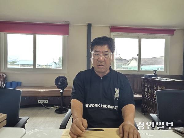 이천변전소 증설 지하화추진 비상대책위원회 백광근 위원장은 50여 년간 변전소로 인한 주민 불안, 위험 등에 대해 설명하면서 “증설에 따른 지중화를 강하게 요구한다”고 말했다. 2025.8.15 이천/서인범기자 sib@kyeongin.com