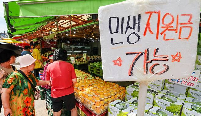 ▲ 민생회복 소비쿠폰 지급 등 추가경정예산(추경) 집행으로 민간 소비가 증가세로 전환되면서 재래시장 소비자가 평소보다 많아지는 가운데 18일 인천 남동구 모래내시장에서 시민들이 민생회복 소비쿠폰 사용 가능한 가게를 방문하고 있다. /이호윤 기자 256@incheonilbo.com