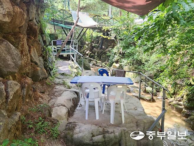 A식당 인근 계곡변 국유지에 천막과 평상 등이 설치돼 있다. 사진=이석중기자