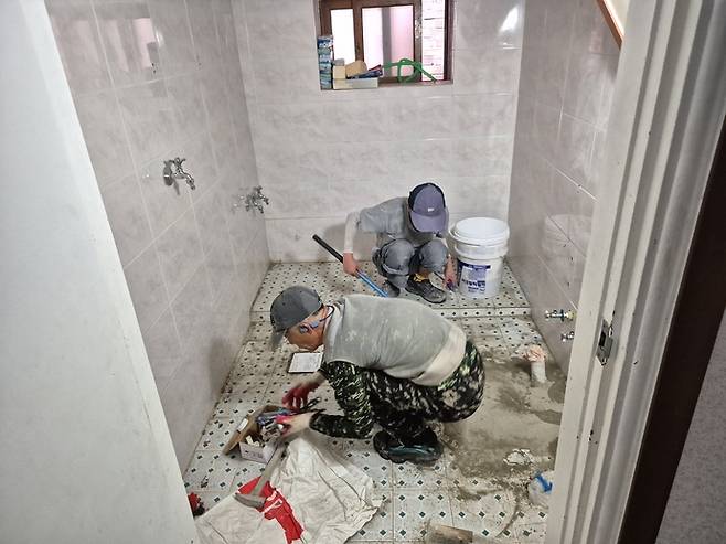 독립유공자 강익승 지사의 손녀 강점순 씨 집에서 집수리 공사가 이뤄지고 있다. 사진=수원시청