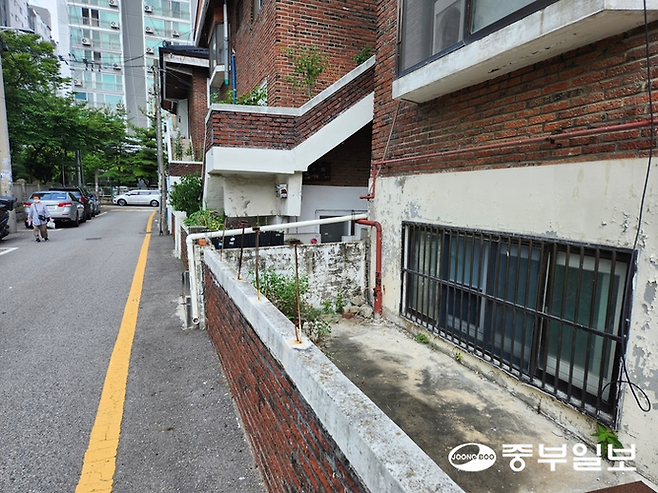 18일 오전 수원 고색동 반지하 주택 전경. 이보현 기자