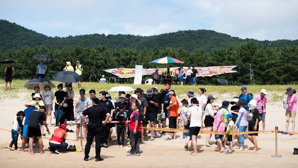 주섬주섬 음악회 인기 프로그램 '맨손대하잡이'에 참여하려는 신청자들이 모여들고 있다. 2025.8.16 [경인방송DB]