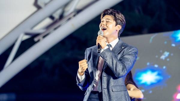 제9회 주섬주섬 음악회 경인방송 '김양의 디너쇼' 특집 공개방송에 출연한 가수 박지현이 열창하고 있다. 2025.8.16 [경인방송DB]